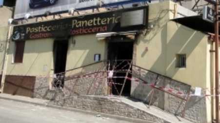 Reggio, esplosione notturna devasta un locale nei pressi dell’aeroporto
