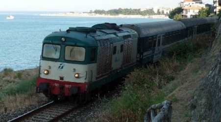 Incidente mortale in Calabria, vicinanza alla famiglia da parte delle Ferrovie della Calabria Ogni tentativo di evitare l’incidente è stato vano e purtroppo l’anziano, nell’impatto con il treno, ha perso la vita
