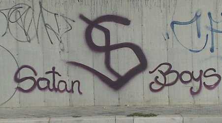 Scritte sui muri a Lecce. Graffiti che riportano la dicitura “Satan Boys”
