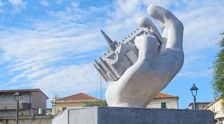 “L’opera d’arte con il Duomo in faccia a Berlusconi? Dettagli di una storia triste”
