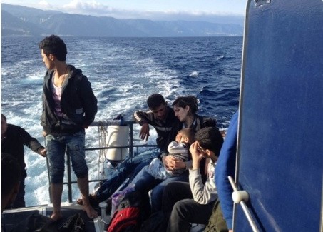 A Reggio Calabria in arrivo nave con a bordo 62 migranti Tra di loro anche 17 minori e 3 donne incinte