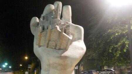 Inaugurata a Rosarno la statua raffigurante la mano dell’uomo che colpì Berlusconi con una statuetta