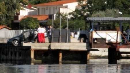 Trovati due cadaveri nel bagagliaio di un’auto in bilico sul molo del porto di Reggio Calabria