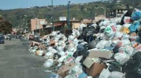 Manifestazione per dire basta alla gestione privatistica ed emergenziale dei rifiuti in Calabria