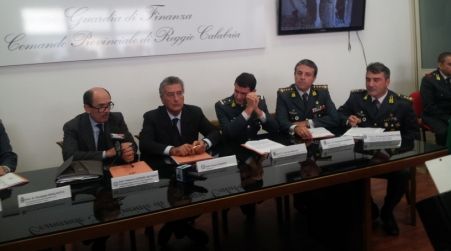 In manette i “colletti bianchi” legati alle cosche. 47 arresti e 90 indagati a Reggio