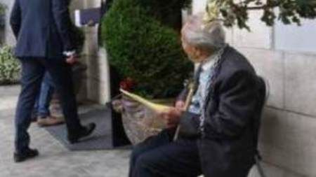Imprenditore di 91 anni in catene davanti alla sede del Consiglio regionale del Molise