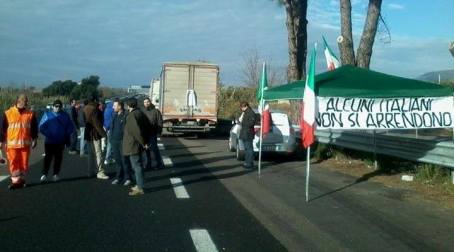 Si placa la protesta dei Forconi in Calabria. Resta solo piccolo presidio sullo svincolo di Cosenza