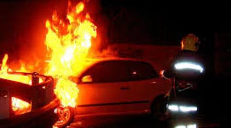 Ragazza contesa, 19enne brucia l’auto del padre del rivale