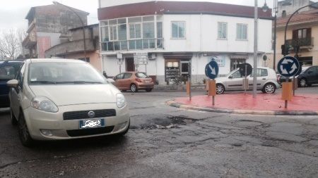 Benvenuti a Taurianova, la città delle “buche” Le strade dissestate caratterizzano la cittadina pianigiana. Guarda il servizio a cura di Luigi Mamone
