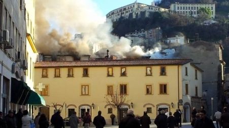Incendio in una casa nel centro storico di Cosenza, un morto