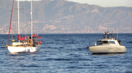 Immigrati gettati in mare da un veliero nel Crotonese I due scafisti inseguiti e arrestati al largo dalla Guardia di finanza