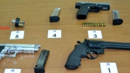 In auto con tre pistole e munizioni, 2 arresti della polizia di Gioia Tauro