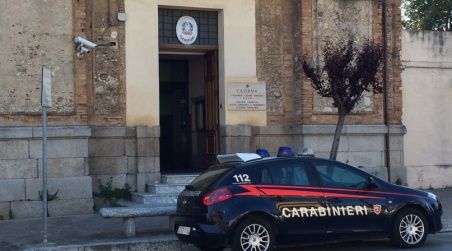 Minaccia vicini con coltello, arrestato 27enne a Taurianova Intervento dei Carabinieri che sono riusciti a disarmare l'uomo malgrado la sua forte resistenza