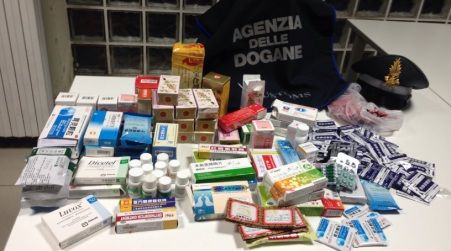 Cinese importava farmaci orientali in Italia. Fermato all’aeroporto di Lamezia, aveva 169 confezioni