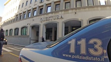 Giallo a Reggio Calabria, trovato il cadavere di un uomo Il corpo è stato rinvenuto nella tarda serata di ieri in pieno centro, a un centinaio di metri dalla sede della questura, le indagini sono condotte dalla polizia   