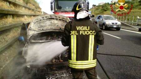 Ritrovata a Pizzo un’auto completamente distrutta dalle fiamme Subito avviate le indagini dei carabinieri