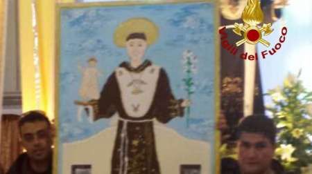 Lamezia Terme, i vigili del fuoco donano un quadro con l’effige di S. Antonio ai padri cappuccini