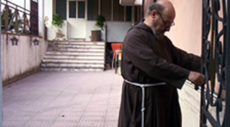 Il viaggio della speranza pro “Padre Benigno”: l’appello dei fedeli a Papa Francesco