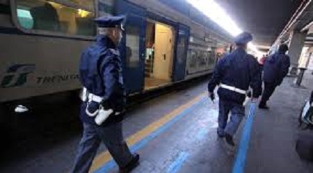 Reggio, Polfer arresta 2 persone per furto e rapina Reati commessi a bordo dei treni regionali delle Ferrovie del Gargano