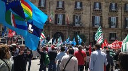 Continua la lotta dei lavoratori percettori di ammortizzatori sociali e mobilità Oggi presidi a Reggio Calabria, Locri e Vibo