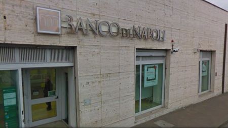 Taurianova, rapina al Banco di Napoli Due giovani di circa 20 anni hanno minacciato i dipendenti della banca con dell'esplosivo