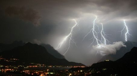 Meteo, nella notte primi temporali sulla Calabria Previsti venti impetuosi e temperature in picchiata