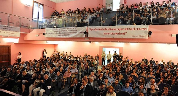 A Locri i giovani che non hanno paura Centinaia di studenti della provincia reggina si sono ritrovati per ricordare insieme il vicepresidente del Consiglio regionale della Calabria Fortugno