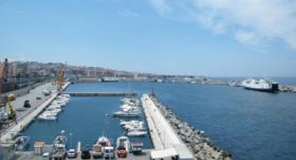 Nuovo sbarco di migranti in Calabria Un rimorchiatore con 307 persone a bordo è giunto nel porto di Reggio Calabria