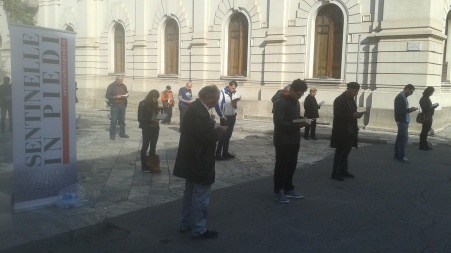 Domenica quarta veglia delle Sentinelle in Piedi a Reggio Per difendere la famiglia contro le "unioni civili"