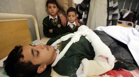 Orrore in Pakistan, attaccata scuola: strage di bambini Sono 120 le vittime. 83 feriti ricoverati in ospedale. Annunciati tre giorni di lutto nel Paese