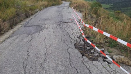 Maltempo, frana a Cipodero di Mandatoriccio Donnici: "Vecchia strada estremamente pericolosa. Area transennata, continuano smottamenti"