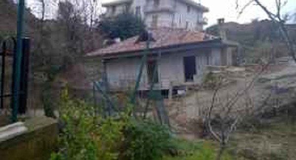 Calabria flagellata dal maltempo Una frana travolge una casa nel crotonese