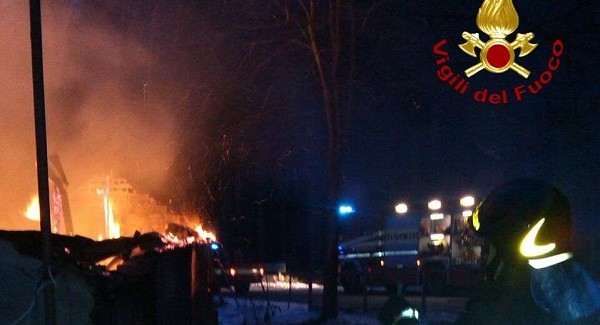 Esplodono bombole di gas nel Catanzarese: ferite due persone I vigili del fuoco hanno dovuto lavorare diverse ore per domare l'incendio che ha provocato anche il crollo di una struttura