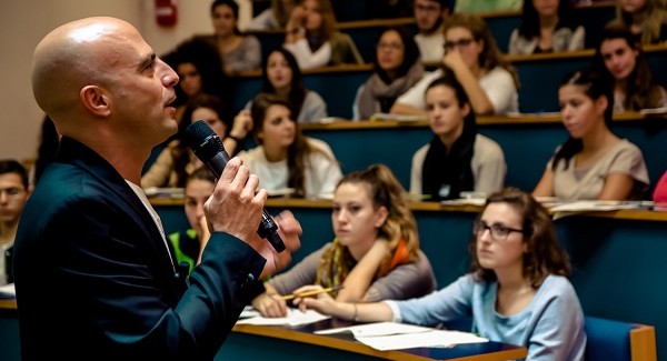 Luca Abete di “Striscia La Notizia” all’Università della Calabria Il #NonCiFermaNessuno Tour riprende il suo viaggio lungo lo Stivale per motivare i giovani universitari italiani