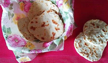 Il pane indiano naan, cottura in padella Il naan è un pane lievitato molto diffuso in Asia ed esportato in Europa dai ristoranti indiani