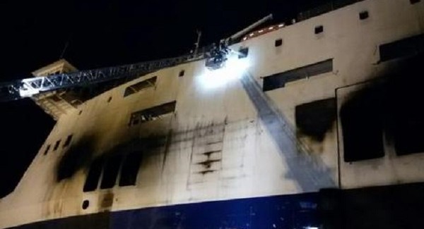La Norman Atlantic brucia ancora Dopo il terzo sopralluogo a bordo del traghetto è ancora impossibile individuare corpi