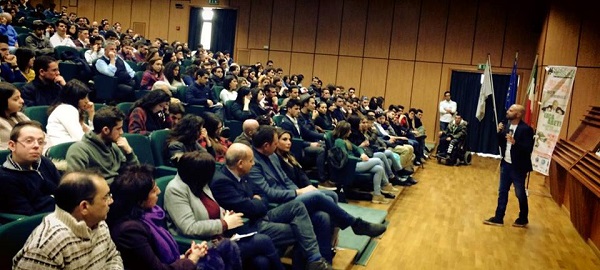Unical, successo per l’incontro degli studenti con Luca Abete Più di 400 persone per il #NonCiFermaNessuno Tour
