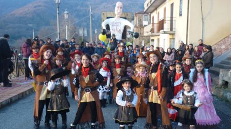 Carnevale, il carro allegorico dei bambini dell’oratorio di Platania sfilerà per le vie di Lamezia Don Pino Latelli: «I ragazzi  lanciano un messaggio di amicizia, pace e solidarietà»
