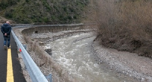 Il fiume Alli minaccia la strada provinciale Arsanise-Catanzaro La Provincia di Catanzaro ha stabilito un intervento d'emergenza per preservare il tracciato