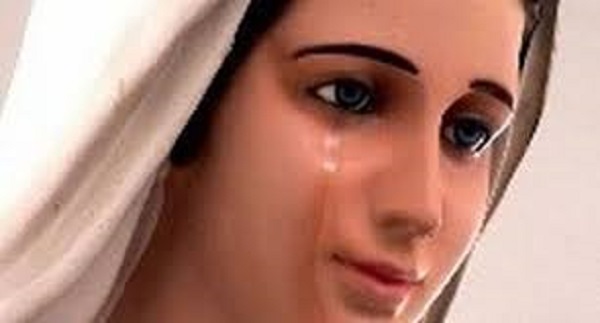 Riprende a lacrimare la statua della Madonna di Piane Crati I Carabinieri la spostano dalla piazza in chiesa