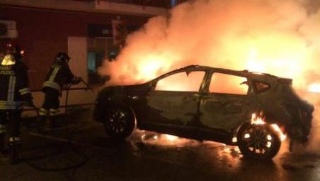 Incendiata l’auto del sindaco di Stefanaconi Il Comune, nei giorni scorsi, si è costituito parte civile nel processo contro il clan di 'ndrangheta dei Patania. Tanti gli attestati di solidarietà