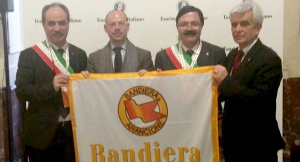 Gerace conquista la “bandiera arancione” del Touring Club Italiano La consegna è avvenuta nella sede del Comune di Milano