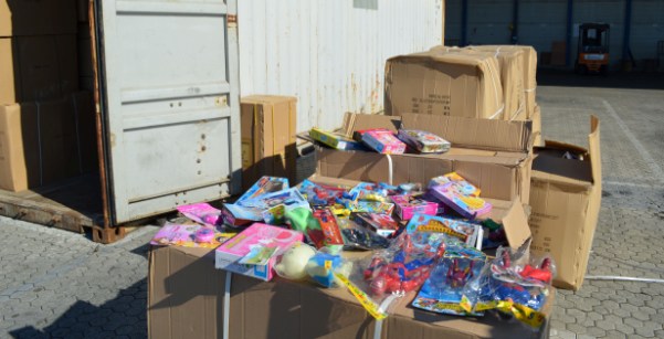 Sequestrati 3 container di giocattoli contraffatti provenienti dalla Cina al porto di Gioia Tauro La Guardia di finanza è entrata in azione insieme all'Ufficio dogane, scoprendo il carico con oltre 14.000 giocattoli che riportavano falsi marchi