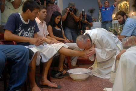 Burlesque Il Papa lava i piedi a 12 detenuti del carcere di Rebibbia. Bergoglio: “Ok, ragazzi, adesso però tirate fuori il mio anello piscatorio sennò da qui non esce nessuno”