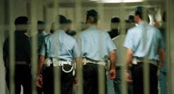 Detenuto aggredisce guardia penitenziaria: setto nasale rotto Prognosi di almeno trenta giorni per l'uomo