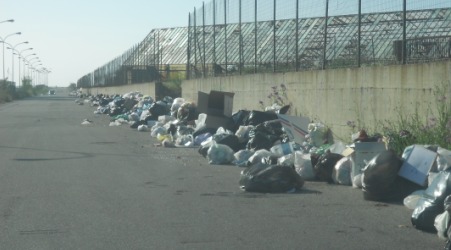 Gioia Tauro ancora invasa dalla spazzatura La raccolta differenziata si è bloccata da tempo e le strade cittadine sono intrise di cattivi odori