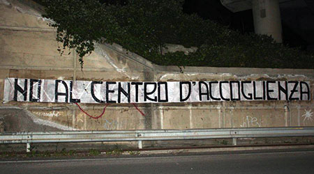 Catanzaro, Forza Nuova: «No al centro di accoglienza» Nella notte i forzanovisti di Catanzaro hanno affisso uno striscione nel quartiere “Cavita” recante la scritta:“No al centro di accoglienza”