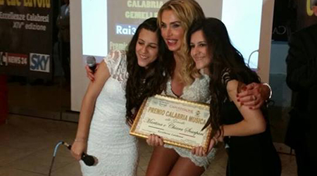 Le gemelle Scarpari vincono il Premio “Calabria che lavora” Chiara e Martina Scarpari premiate ieri sera dalla showgirl Valeria Marini