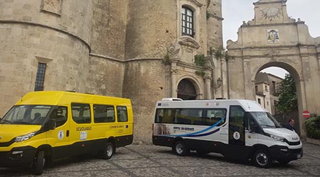 Gerace, il Comune acquista uno scuolabus e un mini bus Consegnati al Comune di Gerace uno scuolabus ed un piccolo pullman acquistati con il finanziamento della Provincia di Reggio Calabria
