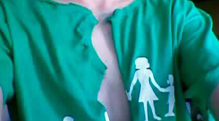 Roma: vietato indossare la maglietta con il simbolo della famiglia La Manif Pour Tous Italia denuncia aggressione